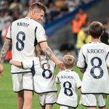 Nach dem Abpfiff nahm Toni Kroos seine drei Kinder mit auf die Ehrenrunde