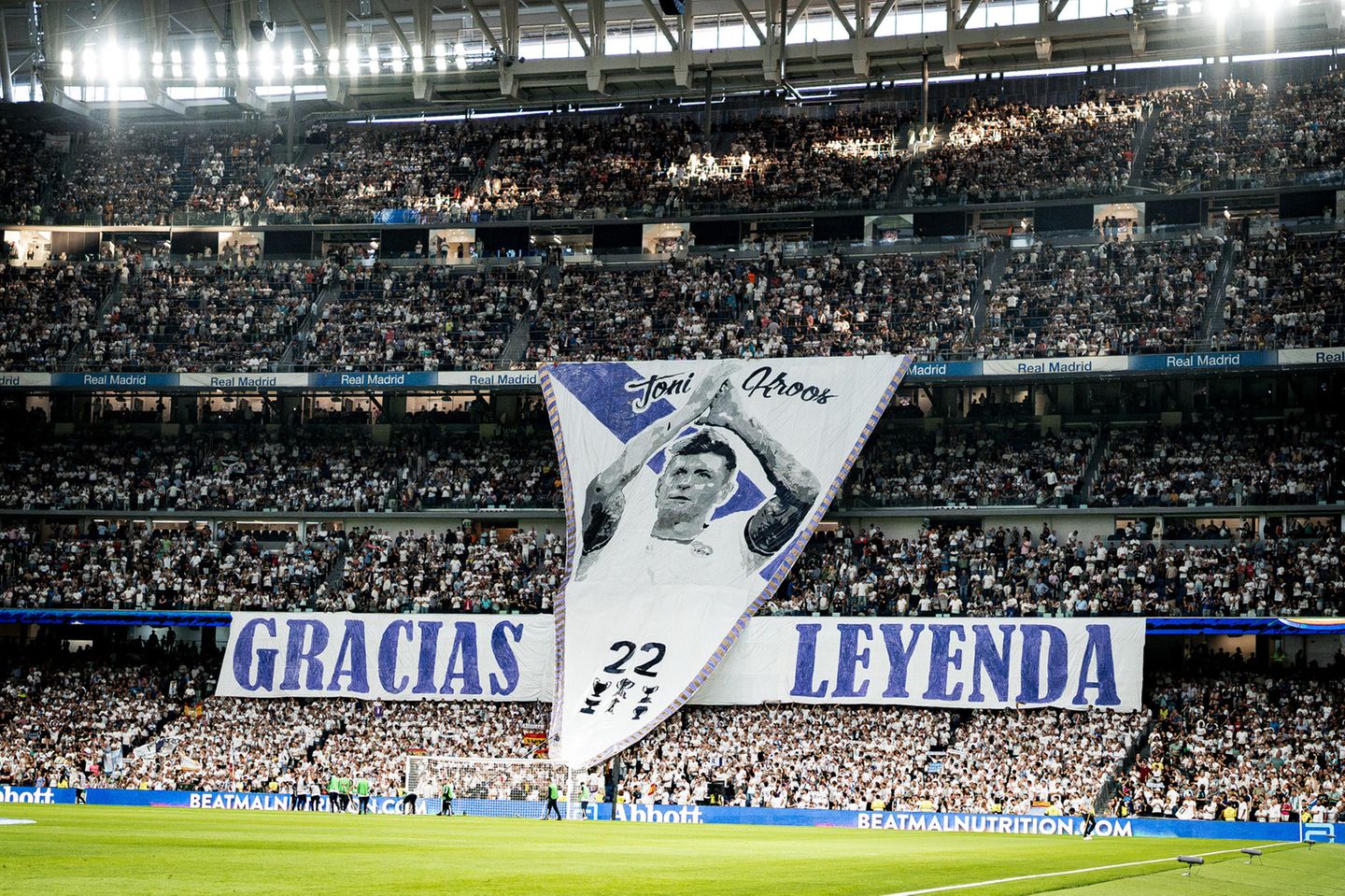 Einer der ganz Großen hat sich am Samstagabend von seinen Fans verabschiedet: Toni Kroos bestritt im Ligaspiel gegen Betis Sevilla sein letztes Heimspiel für Real Madrid. Zehn Jahre spielte er für die "Königlichen". Die Fans im Estadio Santiago Bernabéu bereiteten dem Deutschen einen würdigen Abschied.