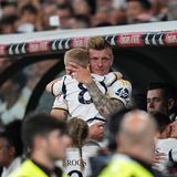 In der 85. Minute nahm Trainer Carlo Ancelotti seine Nummer 8 vom Platz. Am Spielfeldrand warteten Ehefrau Jessica (r.) zusammen mit Leon, Amelie und Fin, die schon vorher Tränen vergossen. Als Kroos sie in die Arme schloss, blieben auch seine Augen nicht mehr trocken. "Sie haben mich gekillt", gab der 34-Jährige hinterher zu