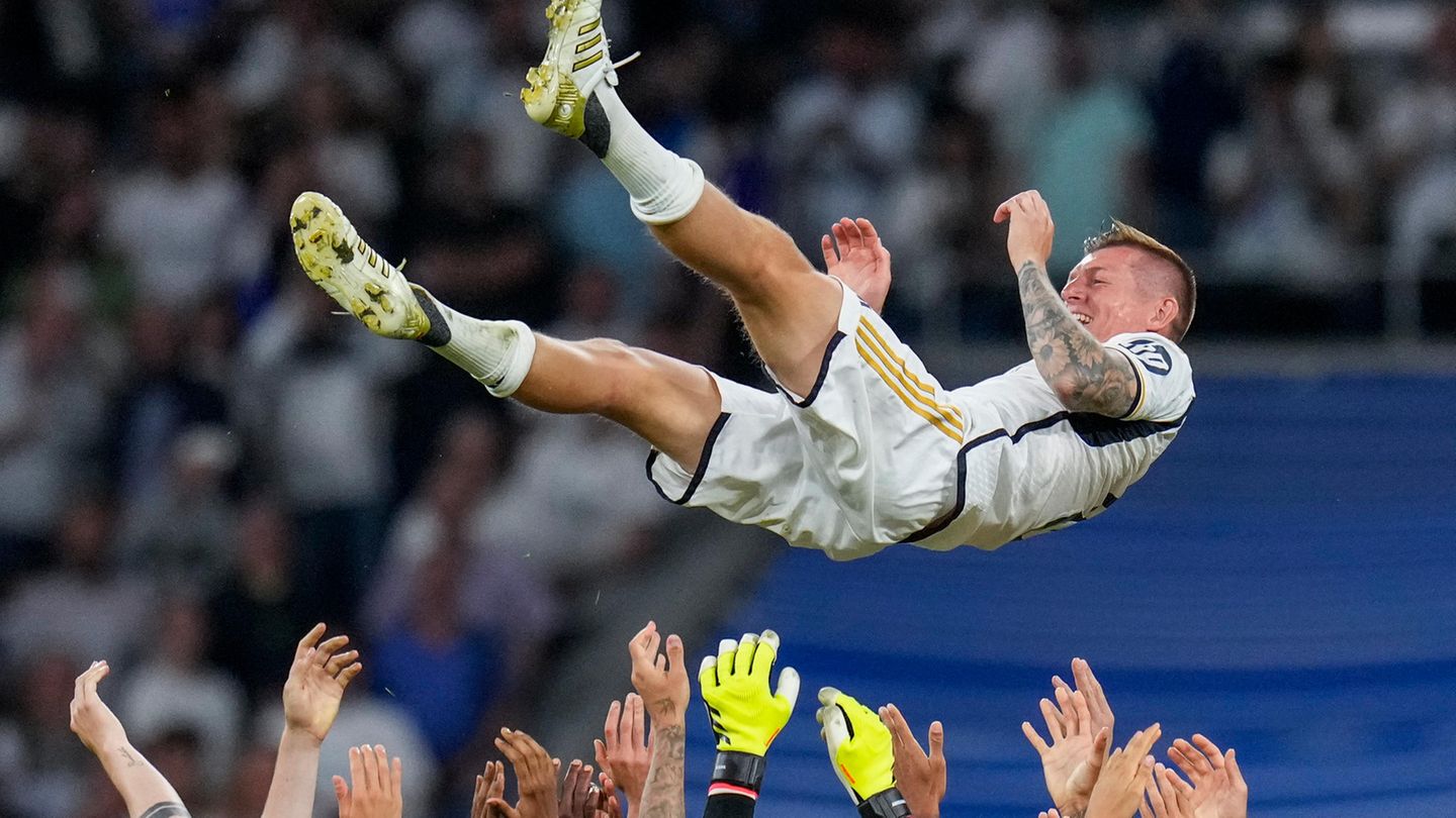 Der 34-Jährige genoss die Huldigung seiner Mitspieler sichtlich