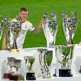 Sagenhafte 22 Titel holte Toni Kroos in seinen zehn Jahren bei Real Madrid. Vier Mal gewann er mit dem Verein die Champions League - und ein fünfter Titel könnte kommenden Samstag noch hinzukommen. Dazu gewann er mit dem Verein viermal die spanische Meisterschaft und fünfmal die Fifa-Klub-WM