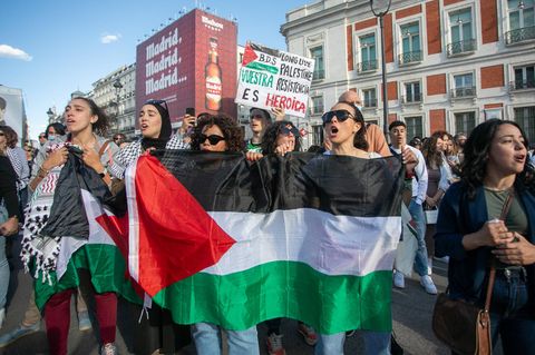 Pro- Palästinensische Demonstranten in Madrid:  Die von den Sozialisten geführte Regierung hat eine Anerkennung von Palästina als eigenen Staat angekündigt