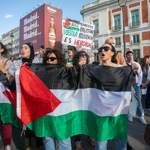 Pro- Palästinensische Demonstranten in Madrid:  Die von den Sozialisten geführte Regierung hat eine Anerkennung von Palästina als eigenen Staat angekündigt