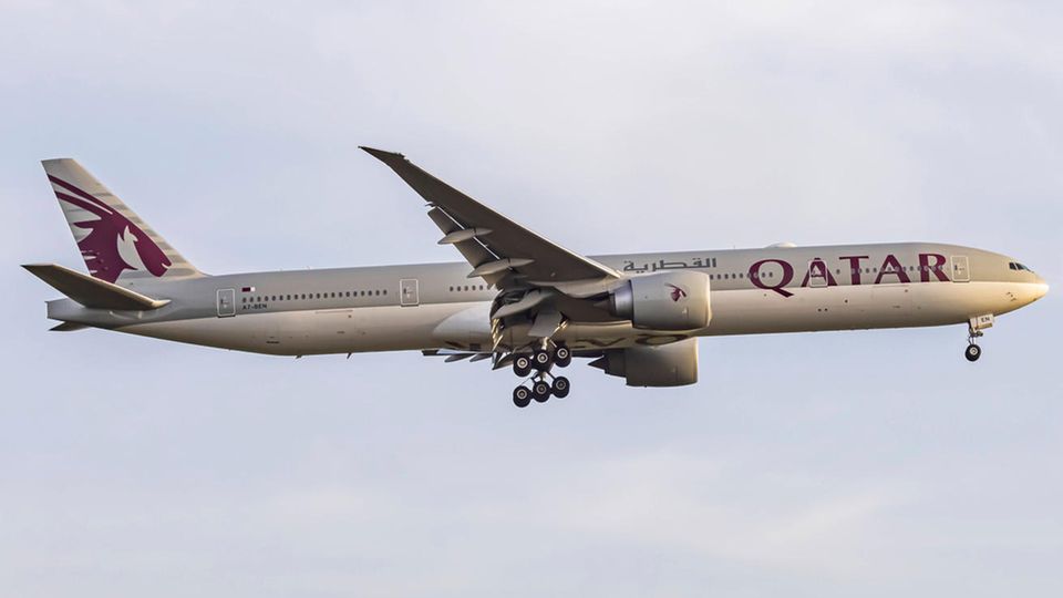Flugzeug von Qatar Airways in der Luft (Bild Turbulenzen)