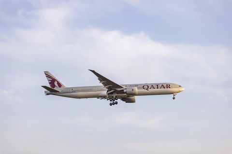 Flugzeug von Qatar Airways in der Luft (Bild Turbulenzen)