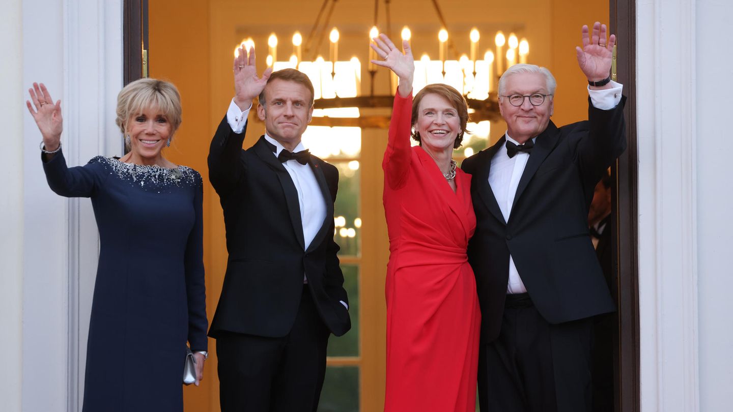 Brigitte und Emmanuel Macron neben Frank-Walter Steinmeier und Elke Büdenbender