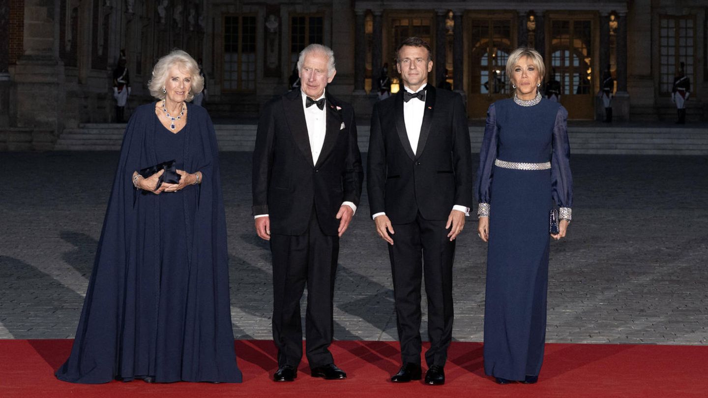 Königin Camilla und König Charles neben Emmanuel und Brigitte Macron