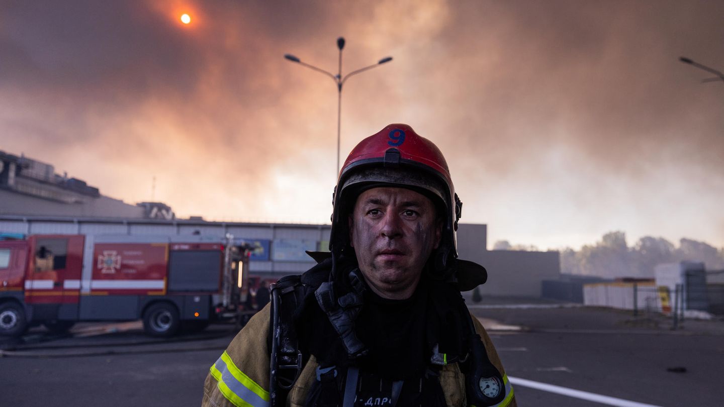 Ein Feuerwehrmann im Einsatz in Charkiw