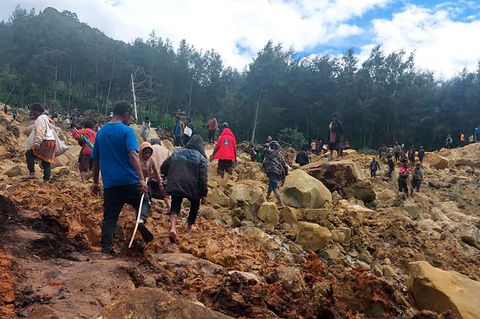 Menschen beim Dorf Yambali in Papua-Neuguinea 