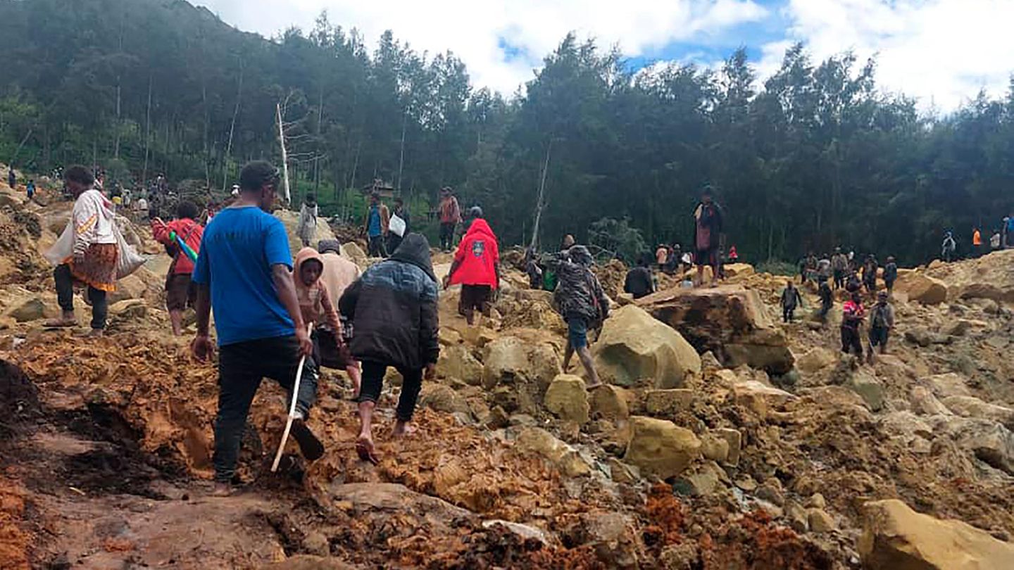 Menschen beim Dorf Yambali in Papua-Neuguinea 