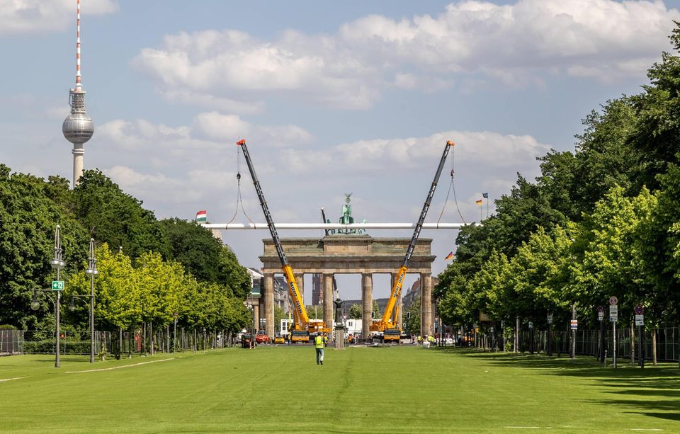 Vor dem Brandenburger Tor entsteht eine Fanzone für die EM Vor dem Brandenburger Tor entsteht eine Fanzone für die EM