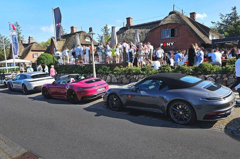 Teure Autos stehen vor dem Außenbereich der "Pony"-Bar im Ort Kampen, Sylt