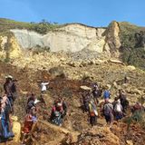 Dorfbewohner in Papua Neuguinea suchen nach Verschütteten