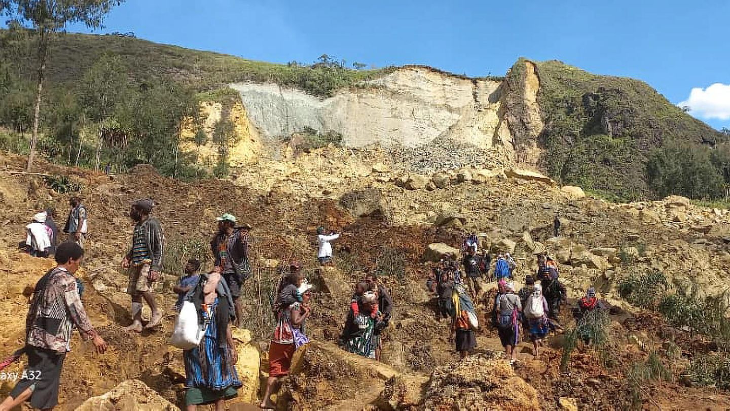 Dorfbewohner in Papua Neuguinea suchen nach Verschütteten