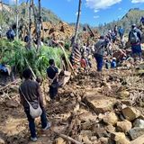 Von Dorfbewohnern und lokalen Medien im Internet verbreitete Bilder zeigten Menschen, die mit Schaufeln, Stöcken und teils bloßen Händen nach Überlebenden gruben. "Die Häuser sind unter einer etwa acht Meter hohen Erdschicht begraben", sagte die Leiterin der Hilfsorganisation Care International in Papua-Neuguinea, Justine McMahon, am Montag dem Fernsehsender ABC.