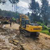 Ein Bagger steht auf dem Gelände
