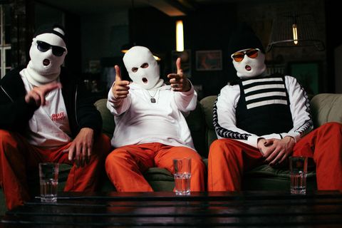 Die Band Bluthund posiert maskiert auf der Couch