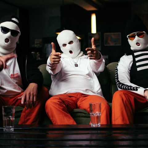 Die Band Bluthund posiert maskiert auf der Couch