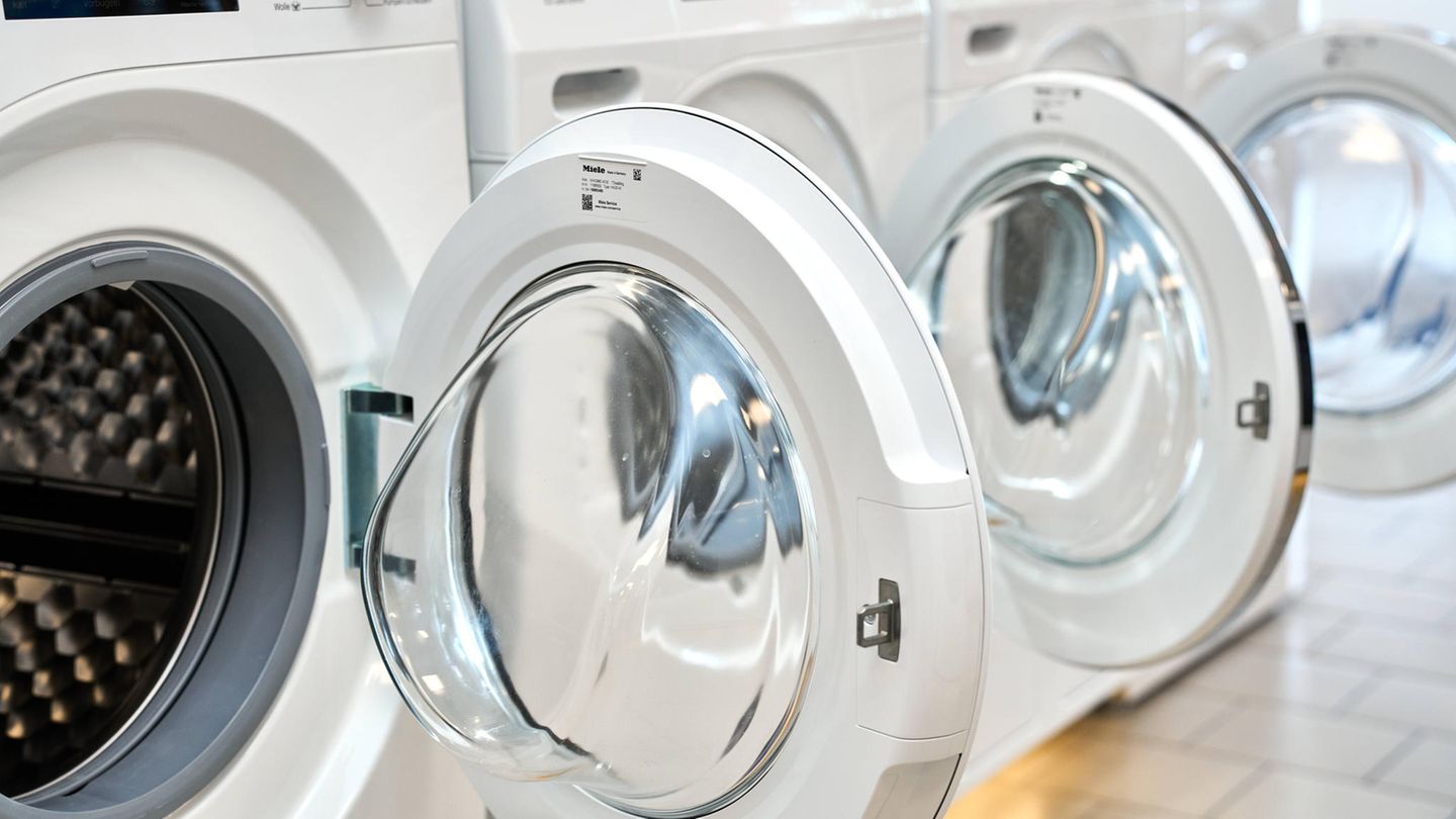 In einer Reihe aufgestellte Haushaltsgeräte: Waschmaschinen.