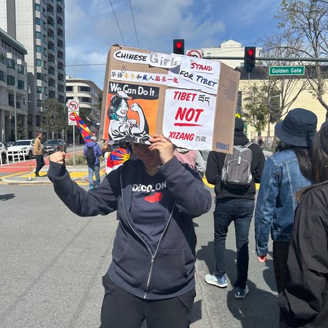 Ginger, die nicht erkannt werden möchte, bei einer Demonstration gegen Chinas Tibet-Politik in San Francisco