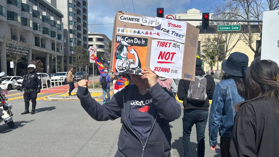 Ginger, die nicht erkannt werden möchte, bei einer Demonstration gegen Chinas Tibet-Politik in San Francisco