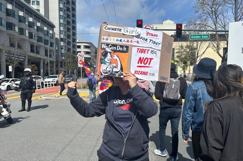 Ginger, die nicht erkannt werden möchte, bei einer Demonstration gegen Chinas Tibet-Politik in San Francisco