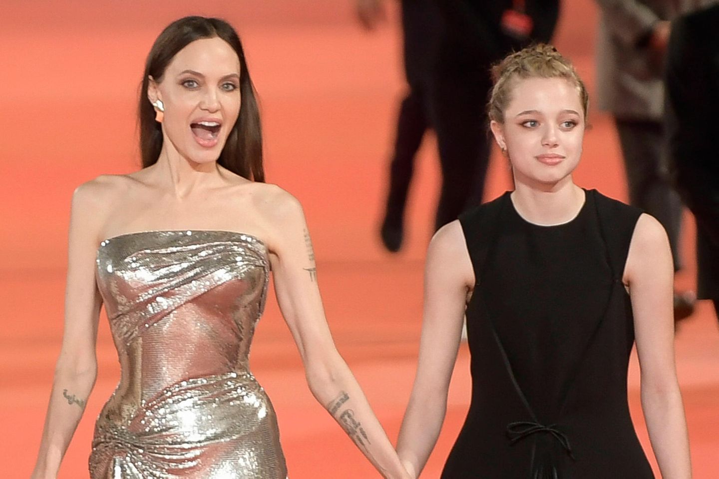 ... sie auf den roten Teppichen dieser Welt auftaucht, ist das Interesse groß. Hier zeigt sie sich 2021 mit ihrer Mutter bei einer Kinopremiere. Sie selbst stand schon im Alter von zwei Jahren vor der Kamera, spielte 2008 an der Seite ihres Vaters im Oscar-prämierten Film "Der seltsame Fall des Benjamin Button" mit. Doch ob es Shiloh wirklich vor die Kamera zieht, ist fraglich: Sie gilt als schüchtern, soll sich eher hinter der Kamera sehen. 2016 probierte sie sich als Synchronsprecherin beim Film "Kung Fu Panda 3" aus.