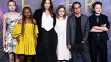 ... das Tanzen. "Ich weiß nicht, wo sie das her hat, ich habe zwei linke Füße", sagte Brad Pitt einmal über ihre Tanzkünste und gestand, dass ihre Darbietungen ihn oft zu Tränen rührten.   Aber egal, ob durch Tanztraining oder die Hollywood-Gene: Auf dem roten Teppich macht Shiloh, wie hier 2021 mit ihrer Mutter und vier Geschwistern, immer eine gute Figur. Happy Birthday!