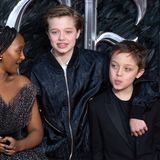 Shiloh Nouvel Jolie-Pitt 2019 mit Zahnspange und den Geschwistern Zahara und Knox bei einer Filmpremiere. Ihren Zweitnamen verdankt sie übrigens dem französischen Star-Architekten Jean Nouvel. Architektur ist eine der großen Leidenschaften ihres Vaters. Sie selbst interessiert sich jedoch mehr für...