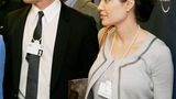Schon die Schwangerschaft von Angelina Jolie hatte 2006 für Wirbel gesorgt, erst ein Jahr zuvor hatte sich Brad Pitt von Publikums-Liebling Jennifer Aniston scheiden lassen. Jolie brachte zwei Adoptivkinder mit in die Ehe: Zahara und Maddox. Beide wurden auch von Pitt adoptiert. Das Medieninteresse an Shiloh war so groß, dass Brangelina - wie das mittlerweile Ex-Paar genannt wurde - sich damals entschieden, die Bildrechte am ersten Babyfoto weltweit exklusiv zu verkaufen und den Erlös an Unicef zu spenden. Das US-Magazin "People" allein soll vier Millionen Dollar dafür gezahlt haben, in Deutschland erwarb die Zeitschrift "Gala" die Bildrechte. Eine weitere Kuriosität...