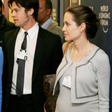 Schon die Schwangerschaft von Angelina Jolie hatte 2006 für Wirbel gesorgt, erst ein Jahr zuvor hatte sich Brad Pitt von Publikums-Liebling Jennifer Aniston scheiden lassen. Jolie brachte zwei Adoptivkinder mit in die Ehe: Zahara und Maddox. Beide wurden auch von Pitt adoptiert. Das Medieninteresse an Shiloh war so groß, dass Brangelina - wie das mittlerweile Ex-Paar genannt wurde - sich damals entschieden, die Bildrechte am ersten Babyfoto weltweit exklusiv zu verkaufen und den Erlös an Unicef zu spenden. Das US-Magazin "People" allein soll vier Millionen Dollar dafür gezahlt haben, in Deutschland erwarb die Zeitschrift "Gala" die Bildrechte. Eine weitere Kuriosität...
