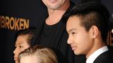 2016 trennten sich Angelina Jolie und Brad Pitt, sie erhielt das alleinige Sorgerecht. Auftritte mit ihrem Vater, wie hier 2014, sind seither für Shiloh selten geworden. Gerüchten zufolge will sie als Volljährige nun zu ihm ziehen. Neben Shiloh und den älteren Kindern Maddox und Zahara haben Pitt und Jolie noch die gemeinsamen leiblichen Zwillinge Vivienne und Knox, sowie den Adoptiv-Sohn Pax.