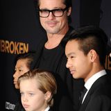 2016 trennten sich Angelina Jolie und Brad Pitt, sie erhielt das alleinige Sorgerecht. Auftritte mit ihrem Vater, wie hier 2014, sind seither für Shiloh selten geworden. Gerüchten zufolge will sie als Volljährige nun zu ihm ziehen. Neben Shiloh und den älteren Kindern Maddox und Zahara haben Pitt und Jolie noch die gemeinsamen leiblichen Zwillinge Vivienne und Knox, sowie den Adoptiv-Sohn Pax.