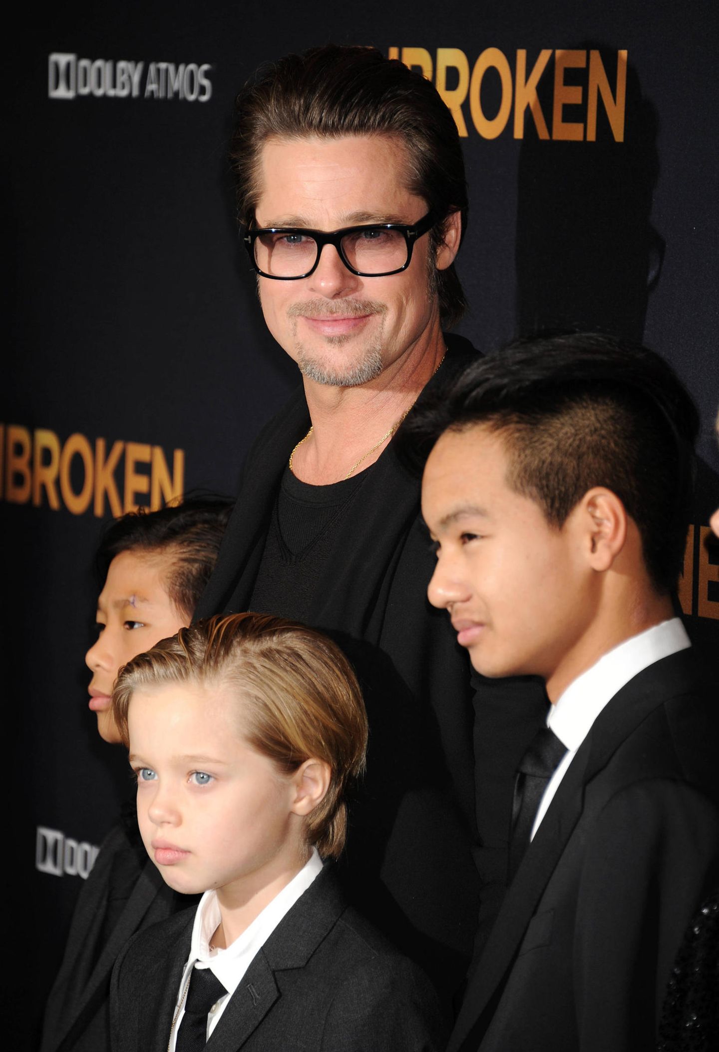 Tochter von Angelina Jolie und Brad Pitt: 2016 trennten sich Angelina Jolie und Brad Pitt, sie erhielt das alleinige Sorgerecht. Auftritte mit ihrem Vater, wie hier 2014, sind seither für Shiloh selten geworden. Gerüchten zufolge will sie als Volljährige nun zu ihm ziehen. Neben Shiloh und den älteren Kindern Maddox und Zahara haben Pitt und Jolie noch die gemeinsamen leiblichen Zwillinge Vivienne und Knox, sowie den Adoptiv-Sohn Pax. 2016 trennten sich Angelina Jolie und Brad Pitt, sie erhielt das alleinige Sorgerecht. Auftritte mit ihrem Vater, wie hier 2014, sind seither für Shiloh selten geworden. Gerüchten zufolge will sie als Volljährige nun zu ihm ziehen. Neben Shiloh und den älteren Kindern Maddox und Zahara haben Pitt und Jolie noch die gemeinsamen leiblichen Zwillinge Vivienne und Knox, sowie den Adoptiv-Sohn Pax.