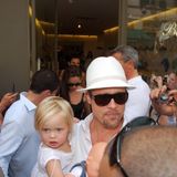 Das könnte auch dran liegen, dass Shiloh schon als Kind genug Rampenlicht abbekommen hat. Hier ist sie im Jahr 2008 mit ihrem Vater bei den renommierten Filmfestspielen in Cannes zu sehen. Jolie und Pitt reisten mit ihren Kindern um die Welt.