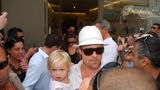 Das könnte auch dran liegen, dass Shiloh schon als Kind genug Rampenlicht abbekommen hat. Hier ist sie im Jahr 2008 mit ihrem Vater bei den renommierten Filmfestspielen in Cannes zu sehen. Jolie und Pitt reisten mit ihren Kindern um die Welt.