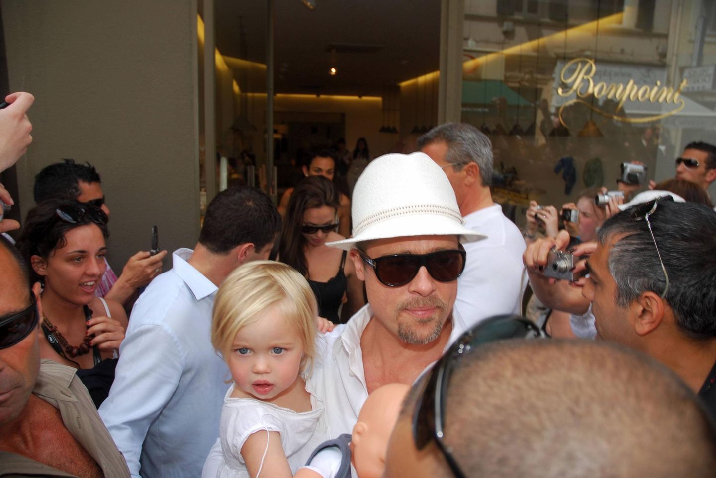 Das könnte auch dran liegen, dass Shiloh schon als Kind genug Rampenlicht abbekommen hat. Hier ist sie im Jahr 2008 mit ihrem Vater bei den renommierten Filmfestspielen in Cannes zu sehen. Jolie und Pitt reisten mit ihren Kindern um die Welt.