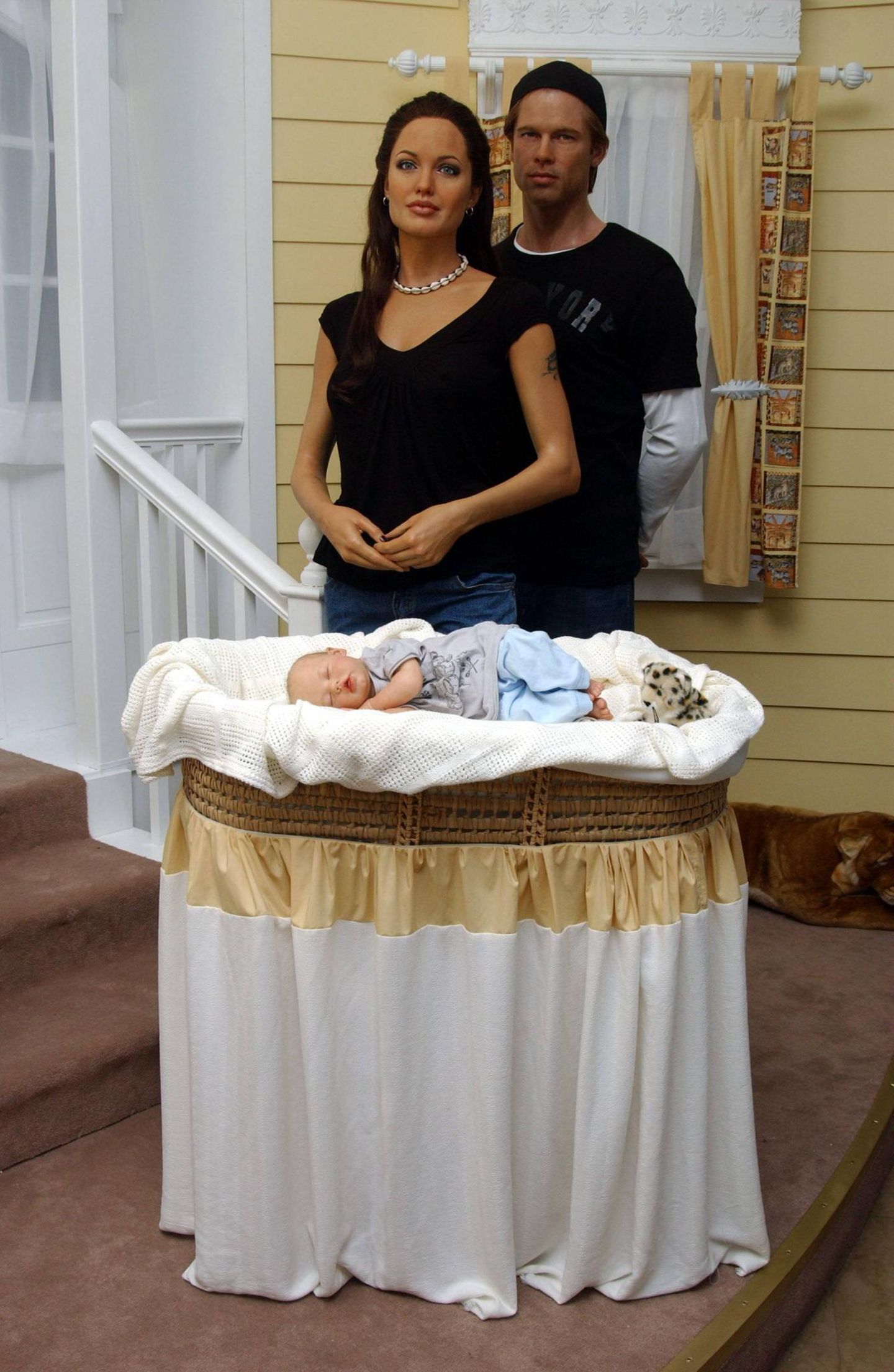 ...fand in New York statt: Das Wachsfigurenkabinett "Madame Tussauds" präsentierte nur zwei Monate nach der Geburt von Shiloh eine Wachs-Version des Babys.