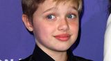 Die Ähnlichkeit mit ihren berühmten Eltern ist nicht zu übersehen: Vor 18 Jahren, am 27. Mai 2006, kam Shiloh Nouvel Jolie-Pitt in Swakopmund, Nambia zur Welt. Sie ist das erste leibliche Kind der Hollywood-Stars Angelina Jolie und Brad Pitt, die den afrikanischen Geburtstort wählten, um so dem enormen Medienrummel zu entfliehen. Trotzdem wuchs Shiloh im Rampenlicht auf, sorgte schon als junger Wildfang mit kurzen Haaren und coolen Anzügen wie hier im Jahr 2017 für Style-Schlagzeilen. Immer wenn...