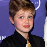 Die Ähnlichkeit mit ihren berühmten Eltern ist nicht zu übersehen: Vor 18 Jahren, am 27. Mai 2006, kam Shiloh Nouvel Jolie-Pitt in Swakopmund, Nambia zur Welt. Sie ist das erste leibliche Kind der Hollywood-Stars Angelina Jolie und Brad Pitt, die den afrikanischen Geburtstort wählten, um so dem enormen Medienrummel zu entfliehen. Trotzdem wuchs Shiloh im Rampenlicht auf, sorgte schon als junger Wildfang mit kurzen Haaren und coolen Anzügen wie hier im Jahr 2017 für Style-Schlagzeilen. Immer wenn...