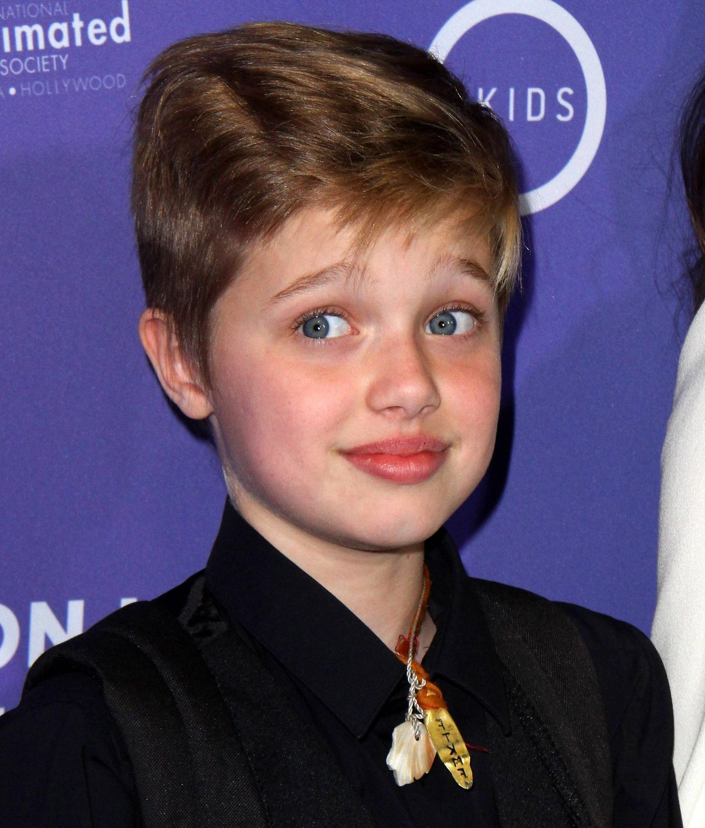 Die Ähnlichkeit mit ihren berühmten Eltern ist nicht zu übersehen: Vor 18 Jahren, am 27. Mai 2006, kam Shiloh Nouvel Jolie-Pitt in Swakopmund, Nambia zur Welt. Sie ist das erste leibliche Kind der Hollywood-Stars Angelina Jolie und Brad Pitt, die den afrikanischen Geburtstort wählten, um so dem enormen Medienrummel zu entfliehen. Trotzdem wuchs Shiloh im Rampenlicht auf, sorgte schon als junger Wildfang mit kurzen Haaren und coolen Anzügen wie hier im Jahr 2017 für Style-Schlagzeilen. Immer wenn...