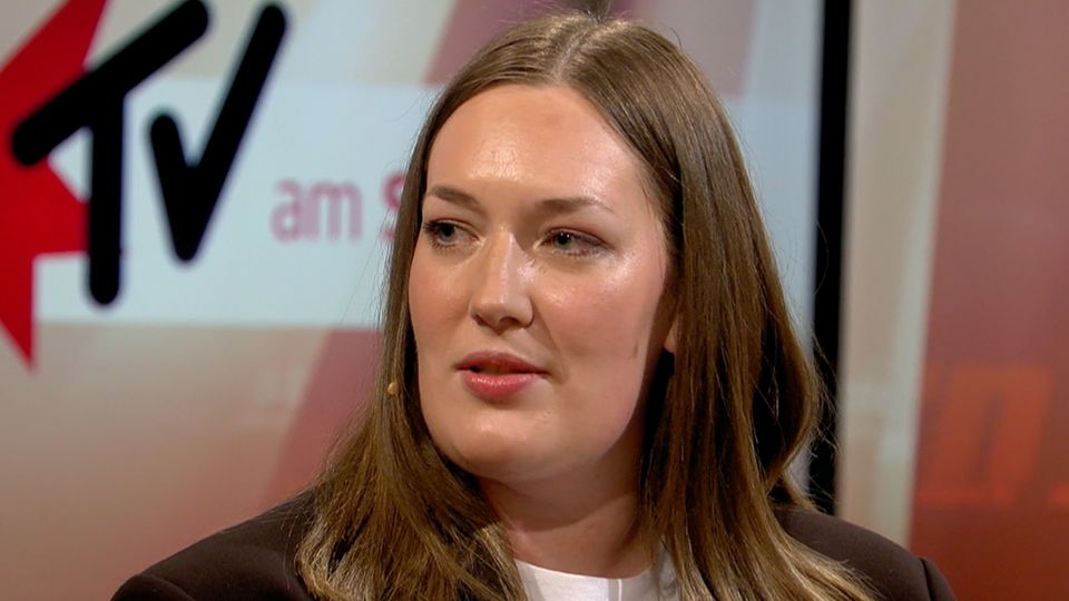 "Sich unbemerkt in Kinderzimmer einschleichen": Expertin über Tiktoks Rolle bei der Verbreitung rechter Parolen