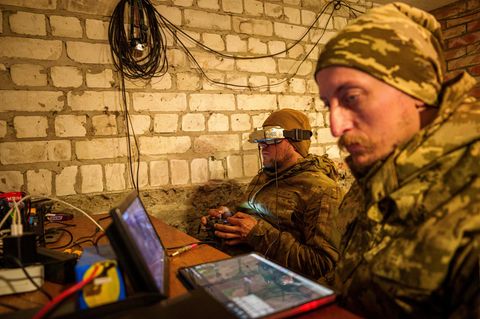 Die ukrainischen Drohnenpiloten sind auf das Starlinksystem angewiesen.