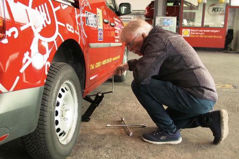 Im Zweifelsfall kann das richtige Wissen Leben retten. Wissen Sie, wo Sie wichtige Utensilien in Ihrem Auto finden und was die wichtigsten ersten Schritte bei einer Autopanne sind?