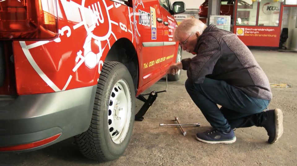 Im Zweifelsfall kann das richtige Wissen Leben retten. Wissen Sie, wo Sie wichtige Utensilien in Ihrem Auto finden und was die wichtigsten ersten Schritte bei einer Autopanne sind?