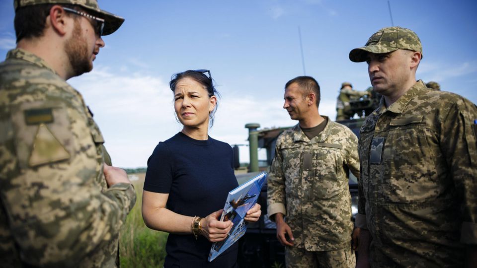 Außenministerin Annalena Baerbock besichtigt während ihrer Ukraine-Reise in Kiew eine Einheit der mobilen Luftverteidigung