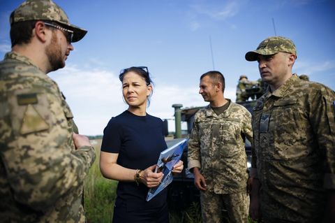 Außenministerin Annalena Baerbock besichtigt während ihrer Ukraine-Reise in Kiew eine Einheit der mobilen Luftverteidigung