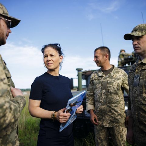 Außenministerin Annalena Baerbock besichtigt während ihrer Ukraine-Reise in Kiew eine Einheit der mobilen Luftverteidigung