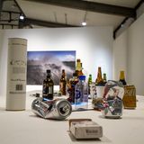 Stillleben mit ausgedienten Konsumgütern wie Altflaschen und Dosen