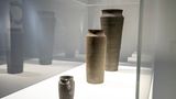 Drei Vasen in einer Glasvitrine, vorne die kleinste, hinten die größte